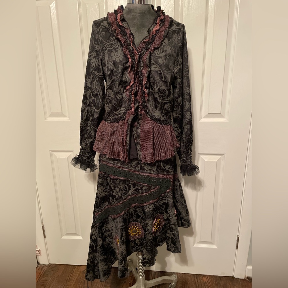 Fantazia Two Piece Suit Top Medium Skirt Large